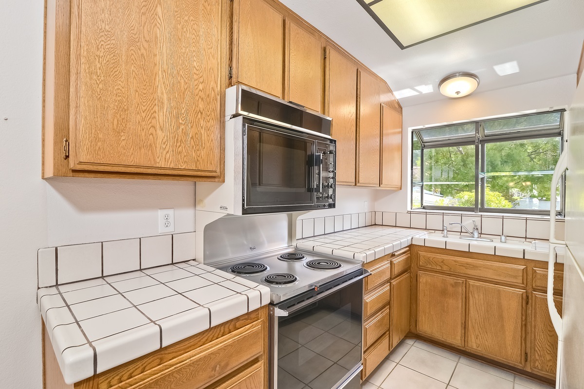 1938 Springdale Lane Encinitas, CA 92024 - Photo 6 of 20 Gallery Image 6