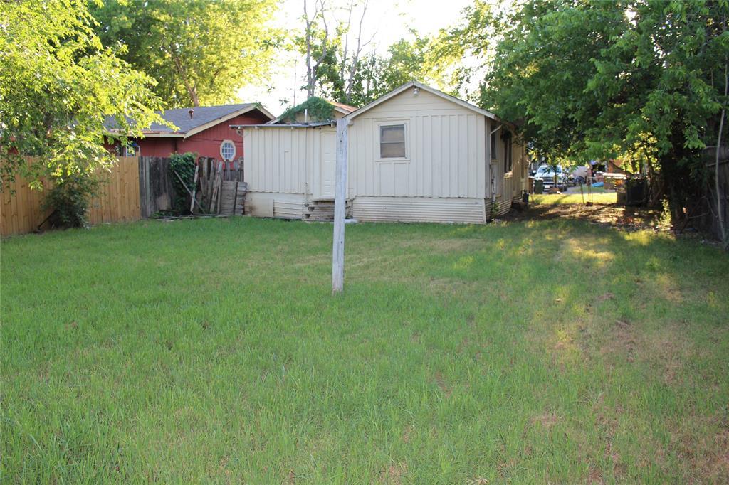 1115 Ebert Avenue, Unit D Austin, TX 78721 - Photo 2 of 3 a view of a house with a yard