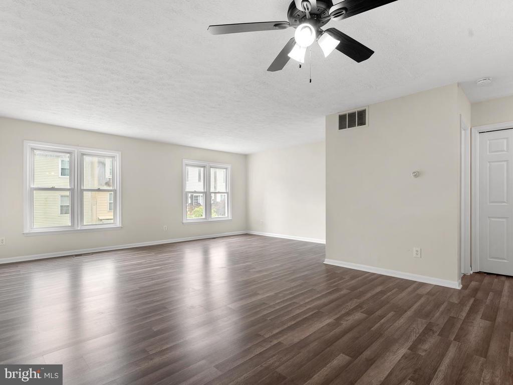 1635 Colonial Way Frederick, MD 21702 - Photo 2 of 32 Living Room