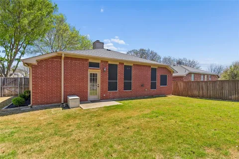 a view of a house with backyard