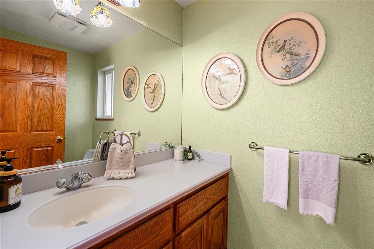 10947 East Lime Kiln Road Grass Valley, CA 95949 - Photo 23 of 94 Main Home - Half bath