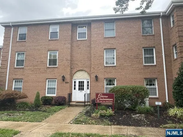 $2,400 | 550 Cross Street, Unit 2B, Harrison, NJ 07029
