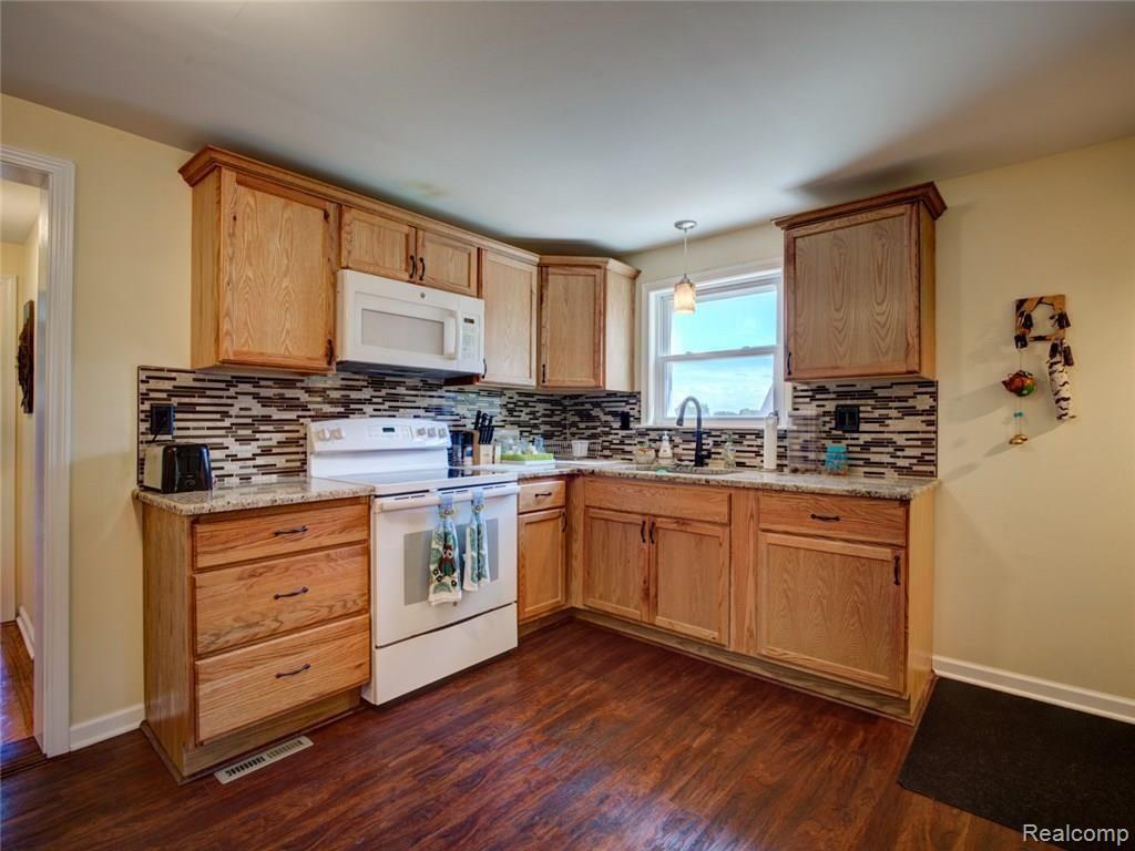 6745 South New Lothrop Road Durand, MI 48429 - Photo 3 of 15 DSC07005_6_7_8_9.jpg