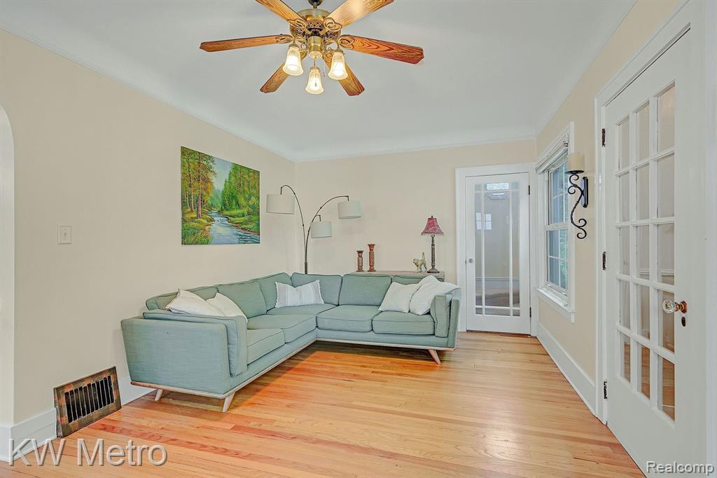 806 Lockwood Road Royal Oak, MI 48067 - Photo 7 of 38