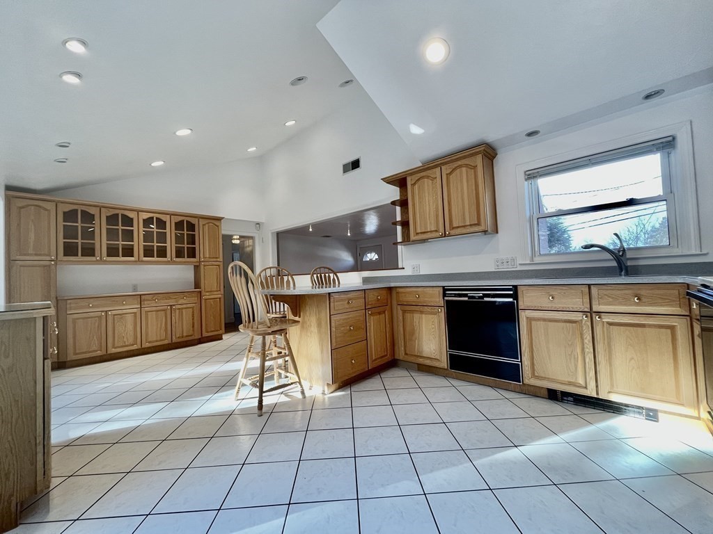 134 Ravenswood Road Waltham, MA 02453 - Photo 9 of 28 Gallery Image 9