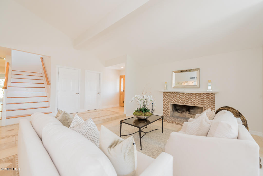 20145 Ruston Road Woodland Hills, CA 91364 - Photo 11 of 54 Living Room