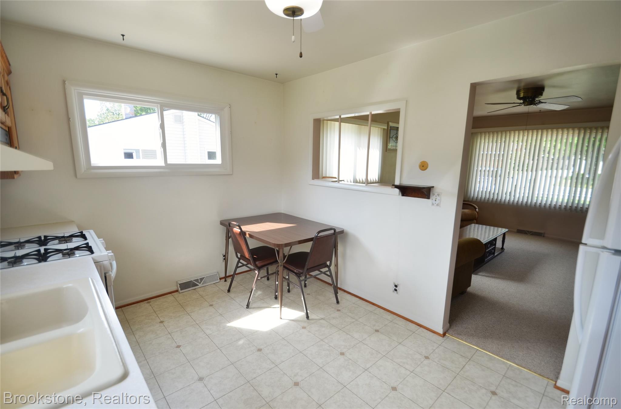 2822 Frembes Road Waterford, MI 48329 - Photo 9 of 25 DSC_0225.jpg
