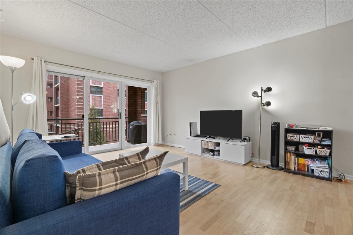 5 West Central Road, Unit 307 Mount Prospect, IL 60056 - Photo 4 of 27 Gallery Image 4
