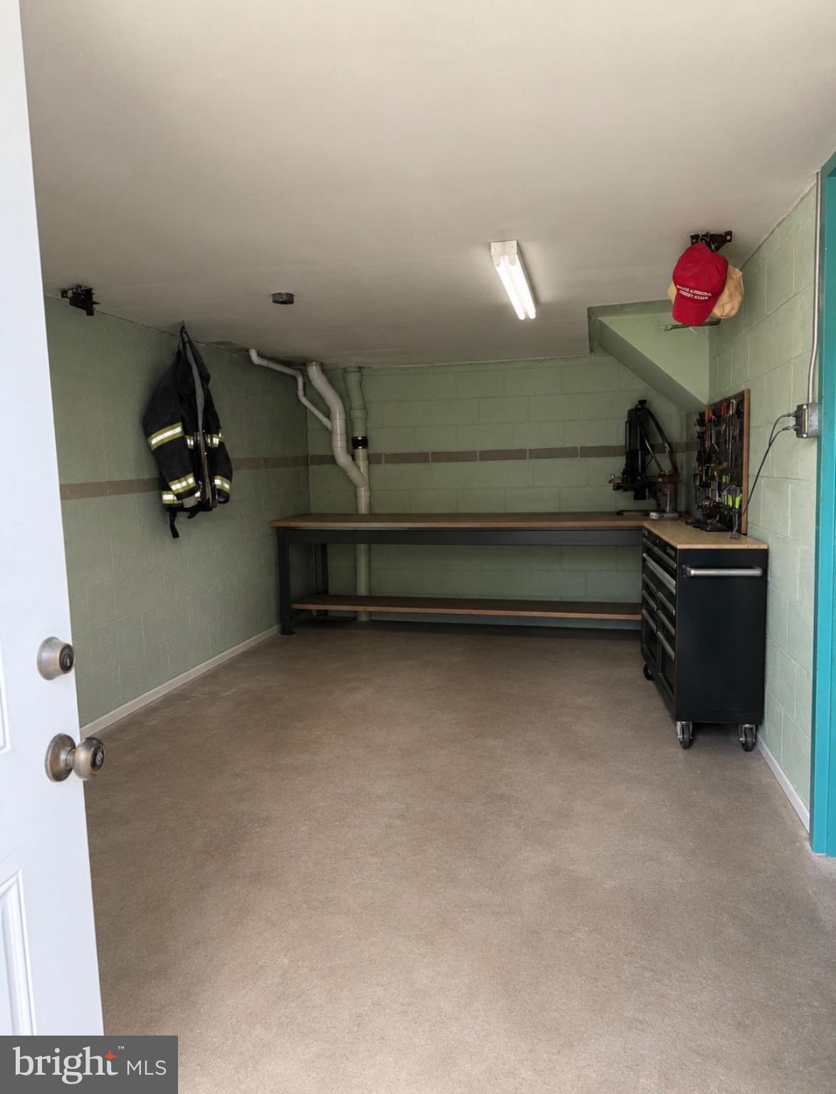 12820 Elnora Road Philadelphia, PA 19154 - Photo 27 of 31 Spacious garage with workbench area.