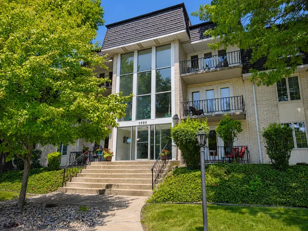 $100,000 | 2608 186th Street, Unit 205, Lansing, IL 60438