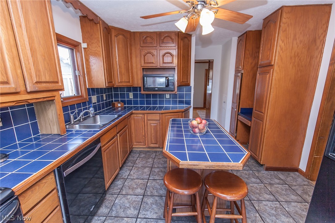 7922 Spring Garden Road Cleveland, OH 44129 - Photo 16 of 35
