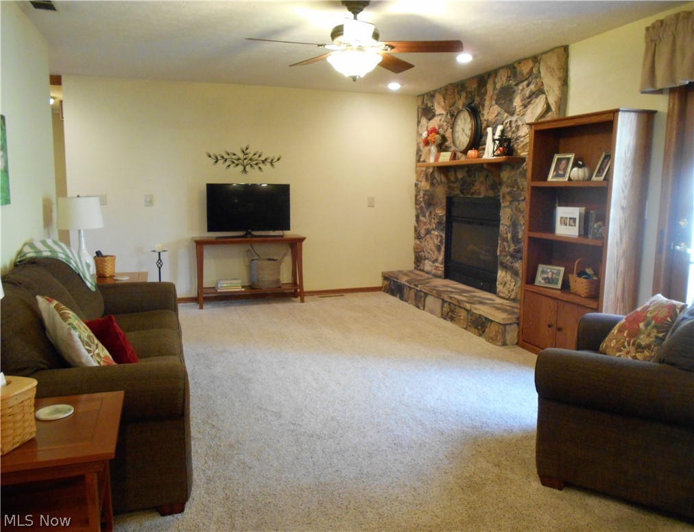25 Tanglewood Road Belpre, OH 45714 - Photo 11 of 28 View of the family room from the kitchen
