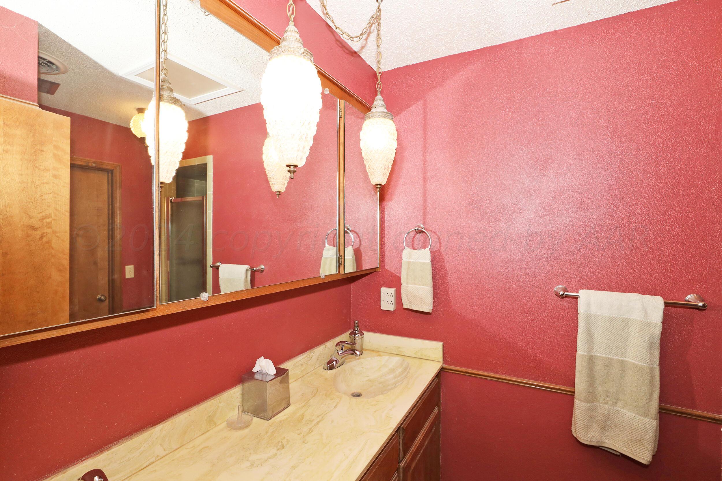 6126 Belpree Road Amarillo, TX 79106 - Photo 17 of 30 Master Bath