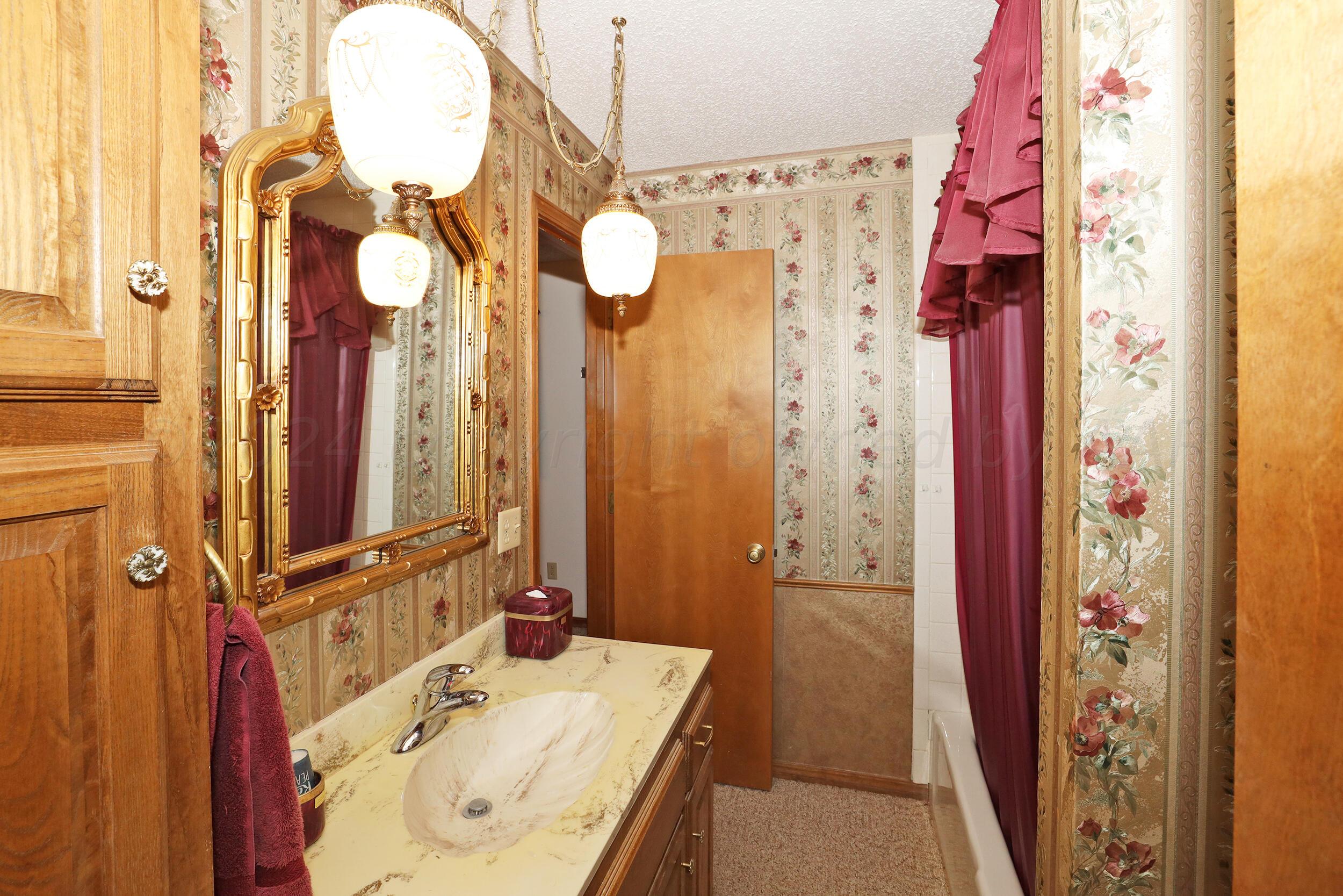 6126 Belpree Road Amarillo, TX 79106 - Photo 27 of 30 Bathroom