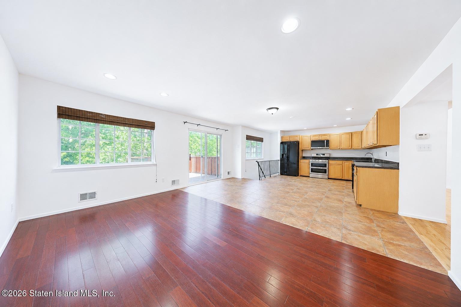 45 Sharrotts Road Staten Island, NY 10309 - Photo 7 of 30 53071322-44D6-4FAA-BE43-3A05CF1A873D