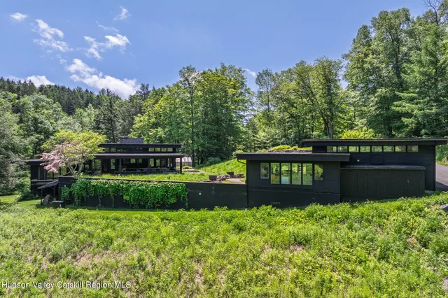 a view of house with a yard