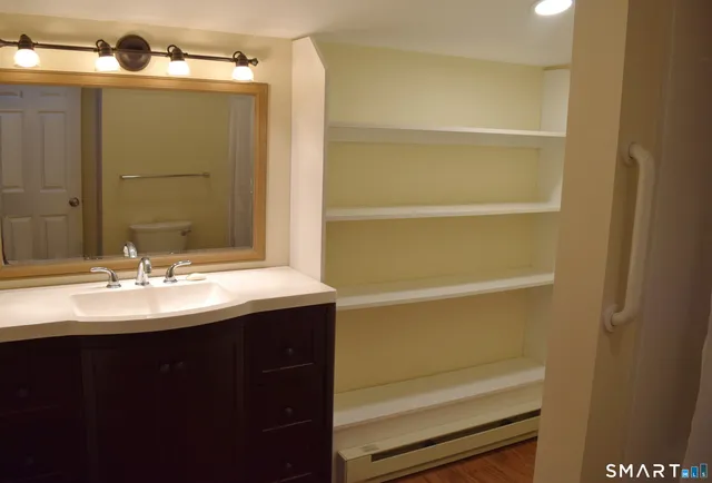 $1,750 | 47 A Quassuk Road, Woodbury, CT 06798