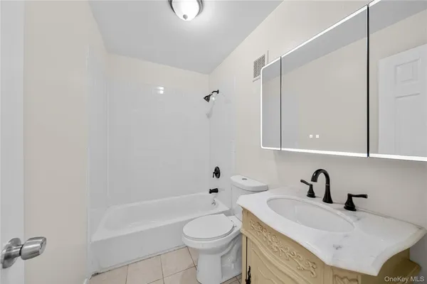 $2,850 | 410 Jericho Turnpike, Unit 2C, New Hyde Park, NY 11040