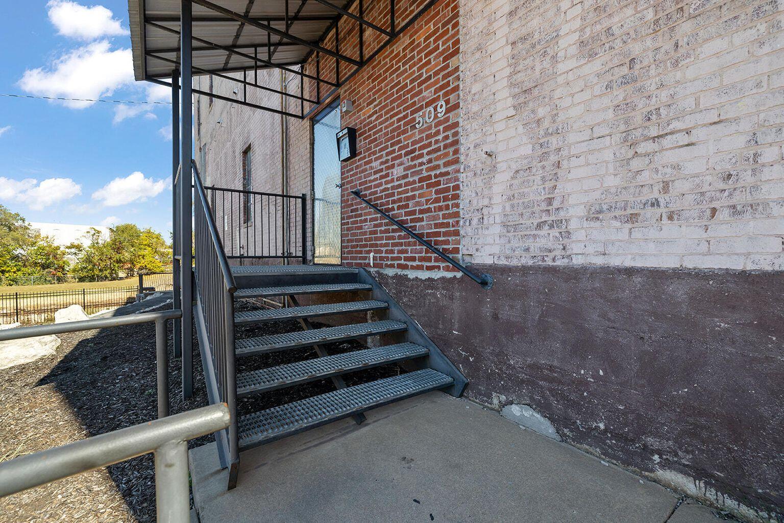 509 West Olive Street, Unit 204 Springfield, MO 65806 - Photo 2 of 27 20221020144054609305000000-o