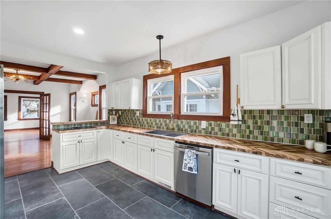 25 Englewood Road Springfield, OH 45504 - Photo 16 of 66 Bright and open kitchen!