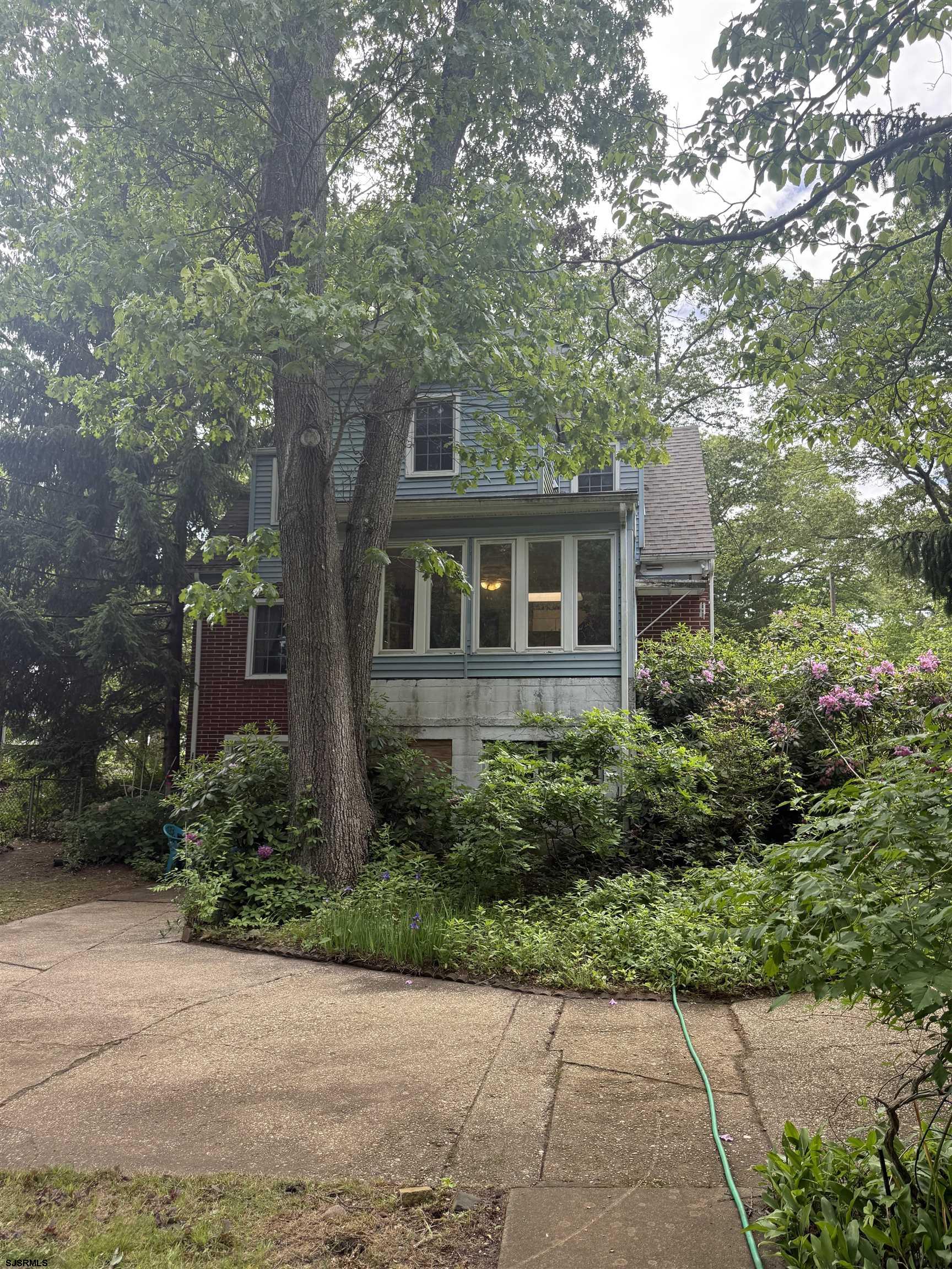 144 Pitney Road Absecon, NJ 08201 - Photo 5 of 47 a front view of a house with yard and green space