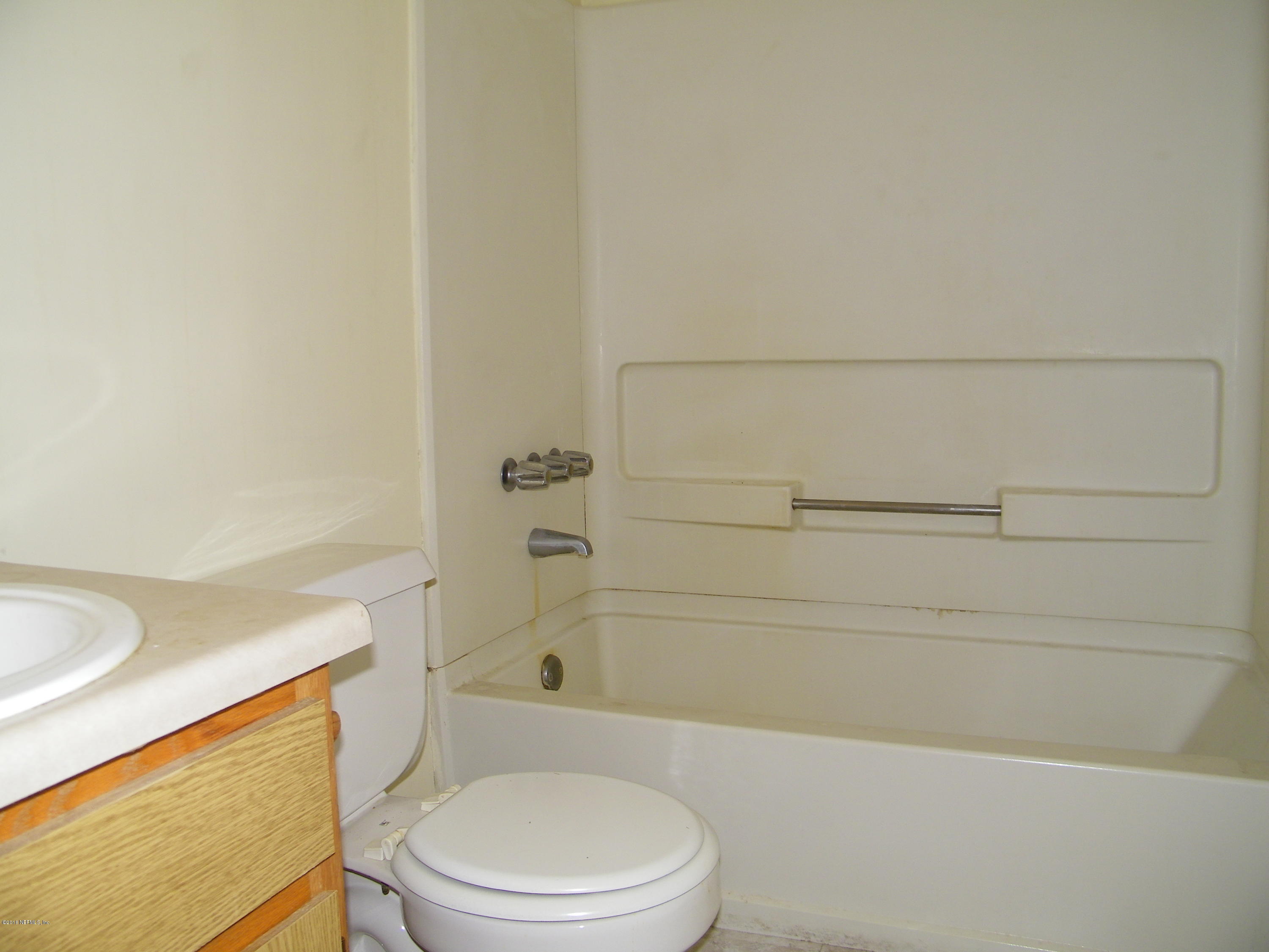 13296 Yellow Bluff Road Jacksonville, FL 32226 - Photo 10 of 13 a bathroom with a toilet and a bathtub