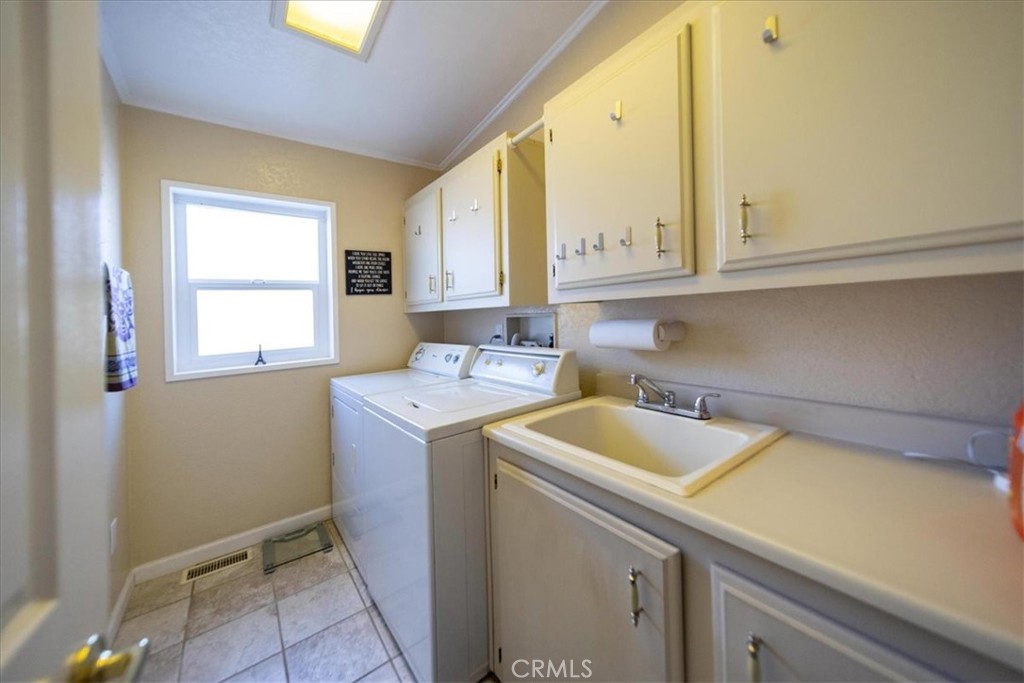 35493 Sand Rock Road Thousand Palms, CA 92276 - Photo 20 of 71 a utility room with dryer and washer