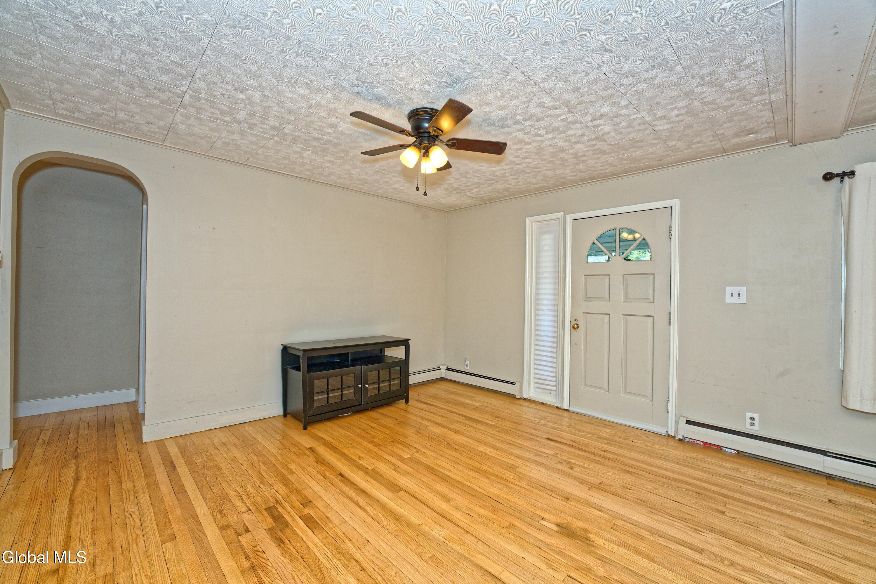 2092 Chepstow Road Schenectady, NY 12303 - Photo 12 of 28 1 Greatroom 5