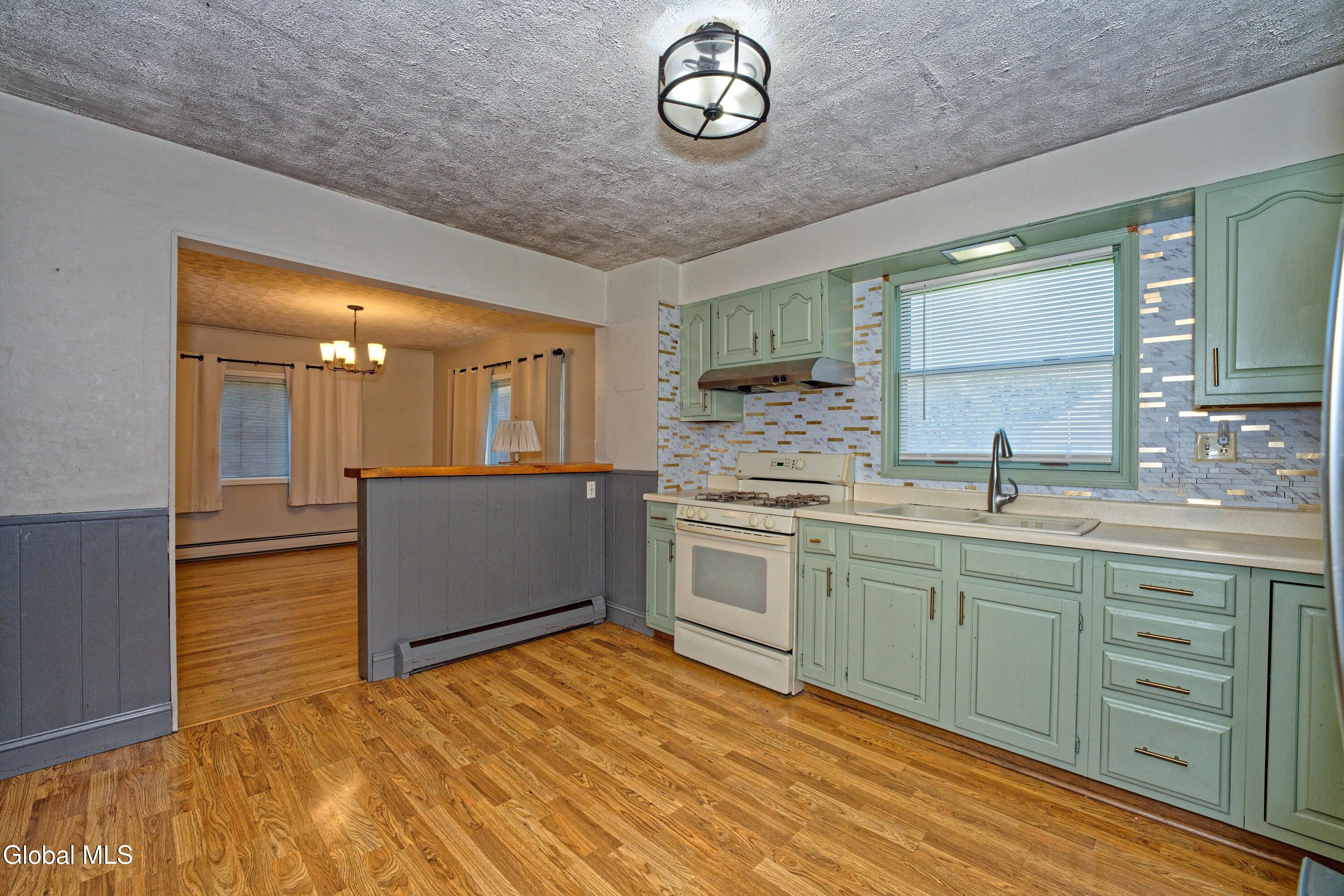 2092 Chepstow Road Schenectady, NY 12303 - Photo 14 of 28 2 Kitchen 2