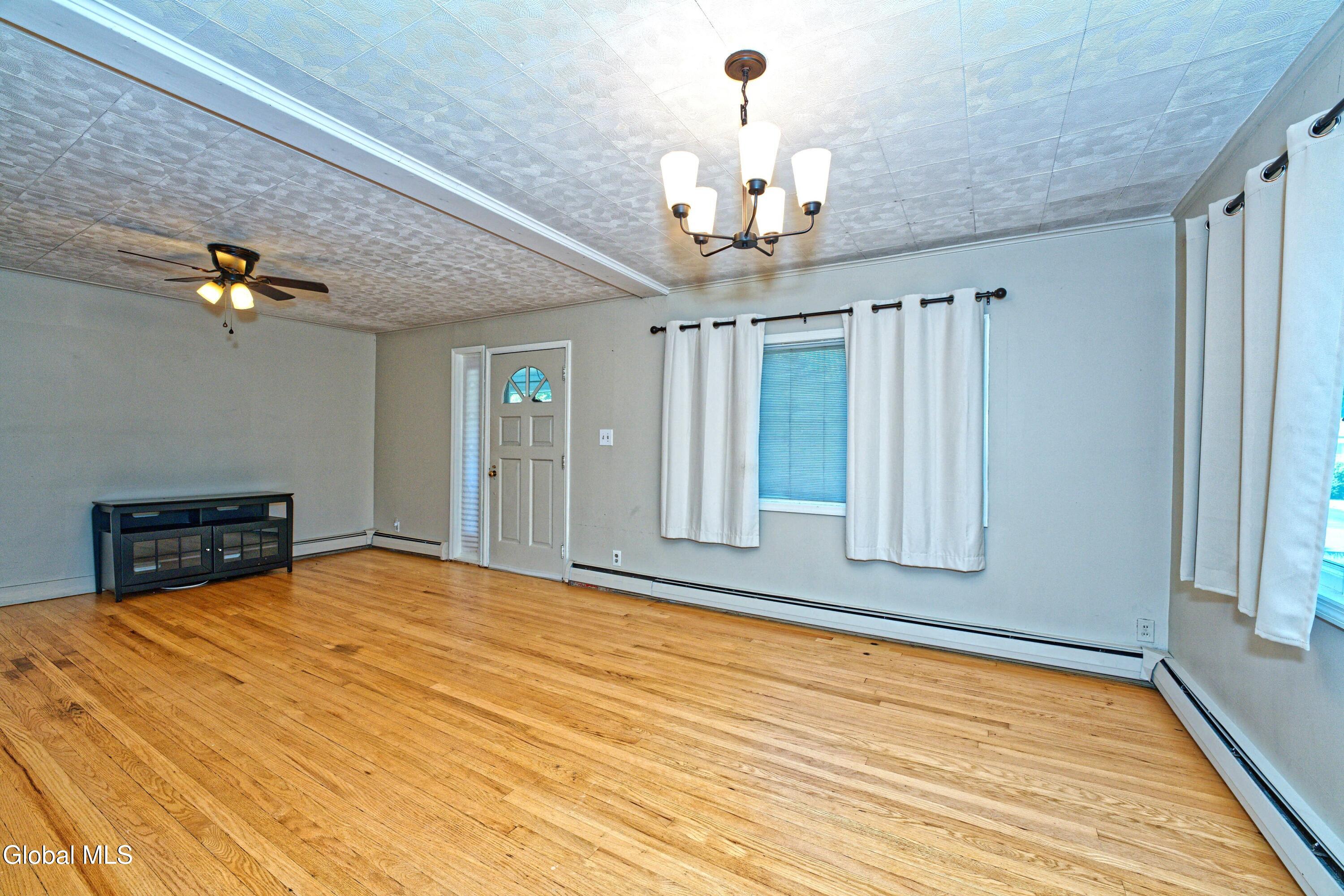 2092 Chepstow Road Schenectady, NY 12303 - Photo 6 of 28 1 Greatroom 1