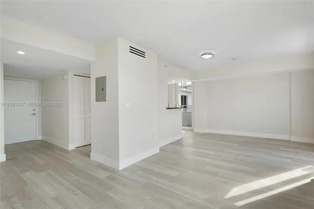 $2,950 | 7600 Collins Avenue, Unit 615, Miami Beach, FL 33141