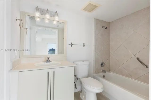 $2,950 | 7600 Collins Avenue, Unit 615, Miami Beach, FL 33141