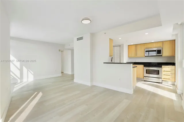 $2,950 | 7600 Collins Avenue, Unit 615, Miami Beach, FL 33141