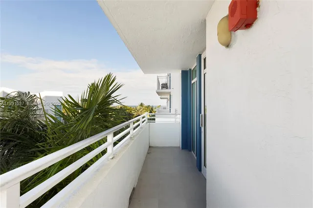 $2,950 | 7600 Collins Avenue, Unit 615, Miami Beach, FL 33141