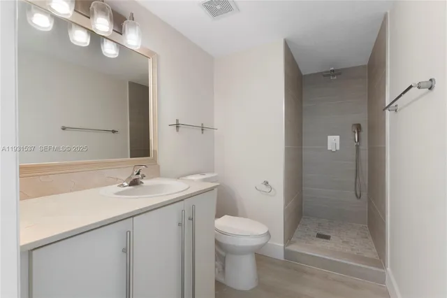 $2,950 | 7600 Collins Avenue, Unit 615, Miami Beach, FL 33141