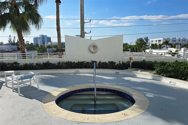 $2,950 | 7600 Collins Avenue, Unit 615, Miami Beach, FL 33141