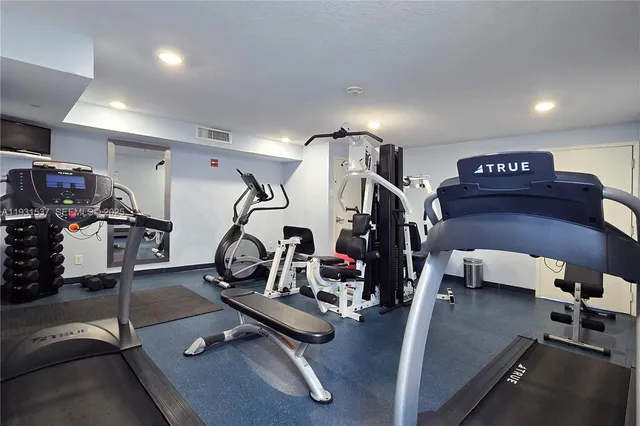 $2,950 | 7600 Collins Avenue, Unit 615, Miami Beach, FL 33141