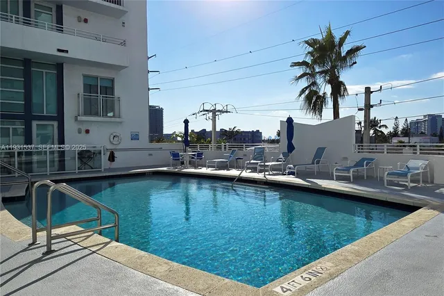 $2,950 | 7600 Collins Avenue, Unit 615, Miami Beach, FL 33141