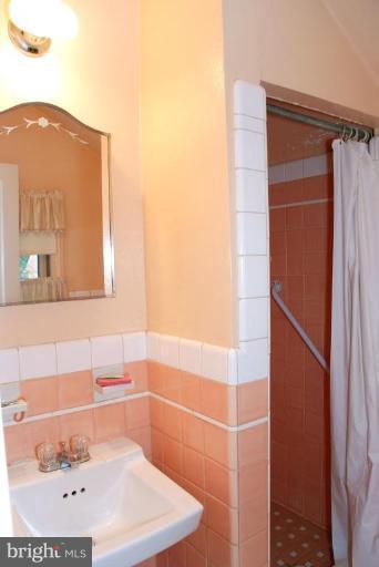 5602 Harwick Road Bethesda, MD 20816 - Photo 11 of 18 Master Bath