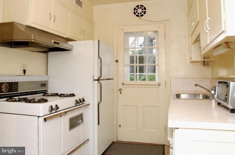 5602 Harwick Road Bethesda, MD 20816 - Photo 7 of 18 Kitchen
