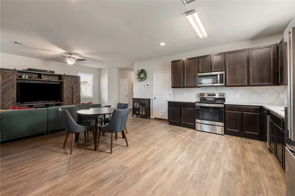 $275,000 | 996 Crossing Drive, Bryan, TX 77803