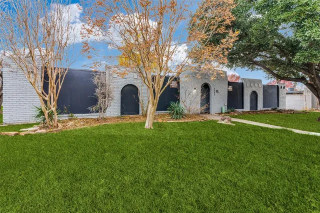 a view of a house with backyard