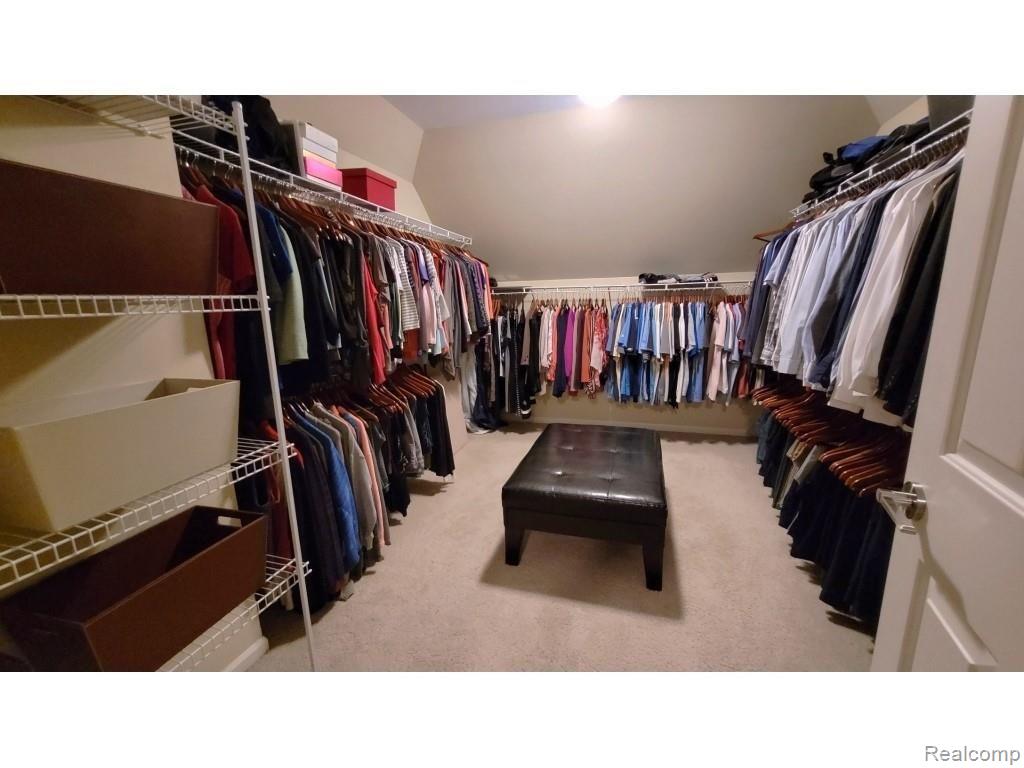 2036 Roundtree Rochester, MI 48307 - Photo 15 of 32 15-Owner's Walk In Closet.jpg