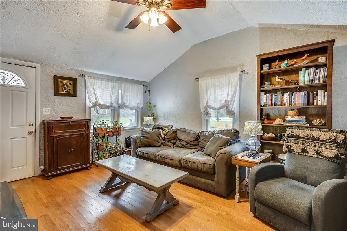 128 Collier Road Grasonville, MD 21638 - Photo 13 of 37 Living Room