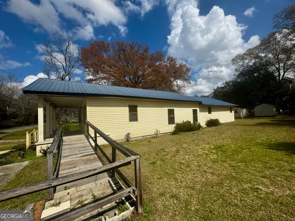a view of a house with backyard