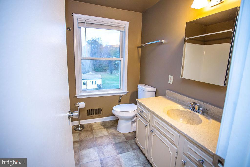 5744 Germantown Road Midland, VA 22728 - Photo 25 of 32 Large upper level full bathroom #2
