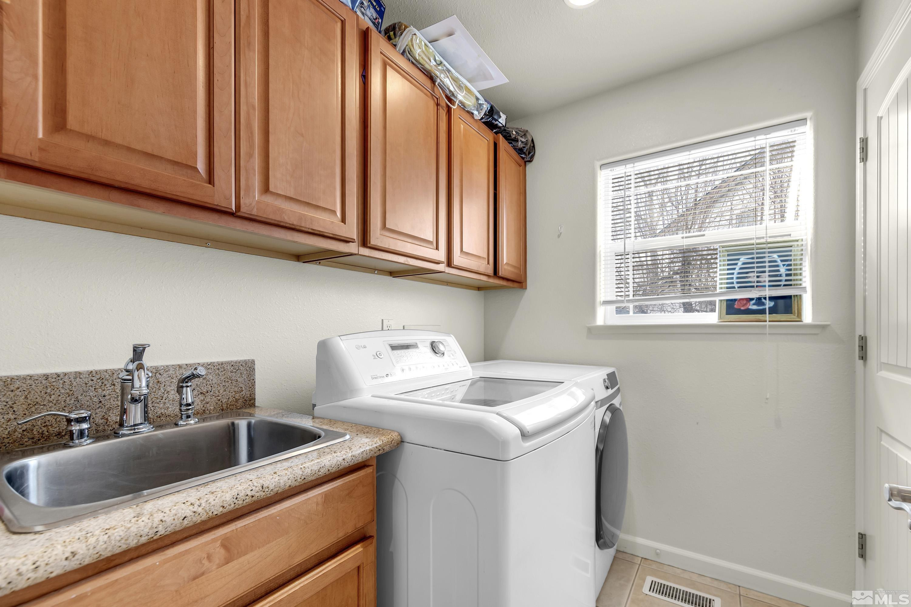 6750 Peppermint Court Reno, NV 89506 - Photo 25 of 33 a utility room with sink dryer and washer