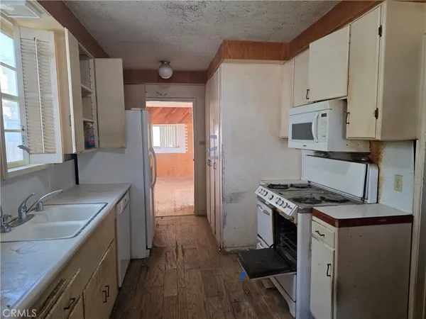 $749,500 | 7446 Dempsey Avenue, Lake Balboa, CA 91406