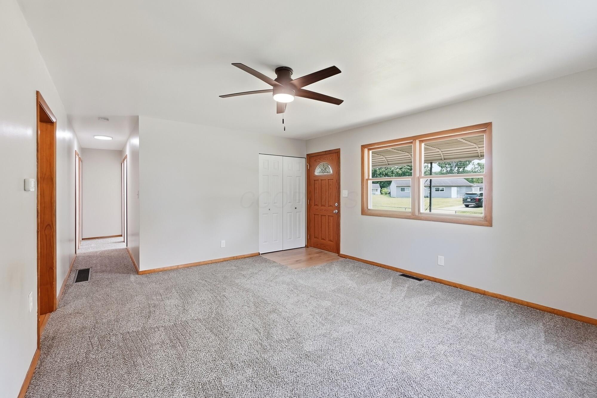 5474 Inlet Drive Columbus, OH 43232 - Photo 4 of 21 Living Room