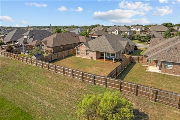 a view of a house with backyard and tree